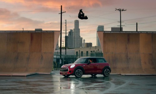 Tony Hawk 领衔主演 MINI Cooper “Night Riders”宣传短片
